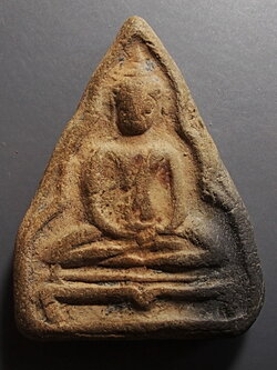 พระนางกำแพงขาโต๊ะ เนื้อดิน กรุอาวาสน้อย จ.กำแพงเพชร