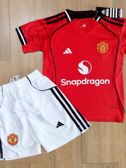 ชุดฟุตบอลเด็ก – 2025-26 ชุดฟุตบอลเด็กเเมนยู สีเเดง สำหรับเด็ก Fans Edition เกรดแฟนบอล Size 18-28
