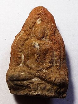 พระเชียงแสนสองหน้า เนื้อดิน กรุบางยี่หน สุพรรณบุรี