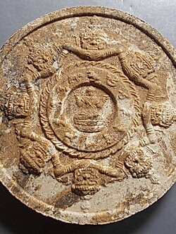 ดวงตราพระเทวราชโพธิสัตว์ จัตตุคาม-รามเทพ ปางชัยชนะ เนื้อผงไม้มหามงคล รุ่นพระบรมธาตุเจดีย์ศรีวิชัย กล่องเดิม