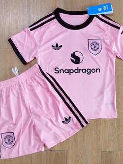 ชุดฟุตบอลเด็ก – 2025-26 ชุดฟุตบอลเด็กเเมนยู นายประตู สีชมพู่ สำหรับเด็ก Fans Edition เกรดแฟนบอล Size 18-28