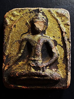 พระแผงตัด เนื้อดินมีรักทองเดิม ปางมารวิชัย กรุวัดกระชาย อยุธยา (ขายแล้ว)