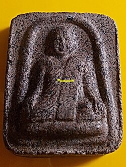 พระผงดิน 7ป่าช้า ยุคแรก หลวงพ่อจำเนียร วัดถ้ำเสือ จ.กระบี่ พิมพ์มือจับเข่า มีเส้นเกศา รุ่น 5 ปี 2527