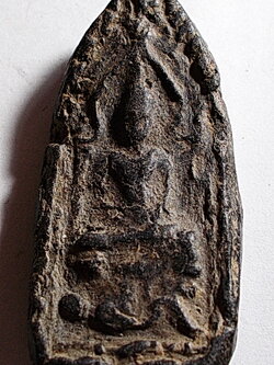 พระเนื้อดินผสมใบลาน หลวงพ่อขอม วัดไผ่โรงวัว พิมพ์ขุนแผนนั่งกุมาร ยุคต้นๆ (ขายแล้ว)