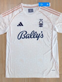 2025-26 มาใหม่เสื้อฟุตบอลฟอร์เรส สีครีม สำหรับผู้ชาย Fans Edition เกรดแฟนบอล SIZE S-2XL