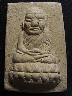 ลป.ทวด พิมพ์ตัวด้วง สี่เหลี่ยมกรรมการ เนื้อผงพุทธคุณฝังเม็ดผงบางขุนพรหม อจ.ทอง วัดสำเภาเชย ปี 2545 (ขายแล้ว)