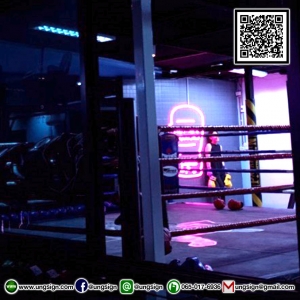 พยัคฆิน ไทยยิม พร้อมแล้วกับการออกกำลังกาย เสริมด้วยป้ายนีออนเฟรค ให้ทุกคนสดชื่นแจ่มใส