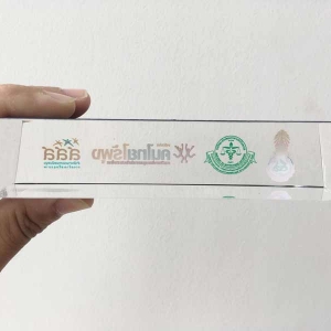 การพิมพ์สีขาวรองพื้นโลโก้ สกรีนโลโก้ พิมพ์ยูวี บนวัสดุใส หรือชิ้นงานมีสีเข้ม