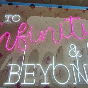 ป้ายนีออนฟรค สีขาว สีชมพู